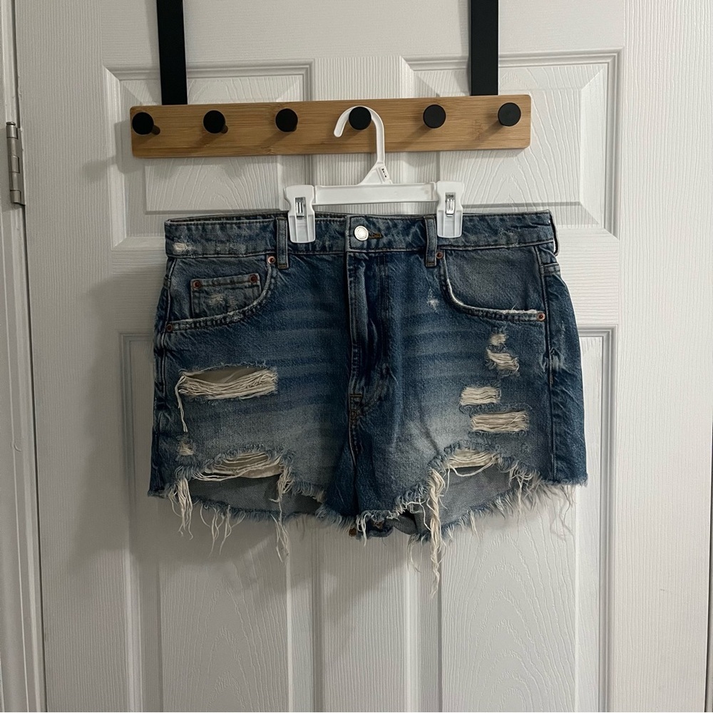 Zara women’s dark vintage wash high waisted cut off jean shorts